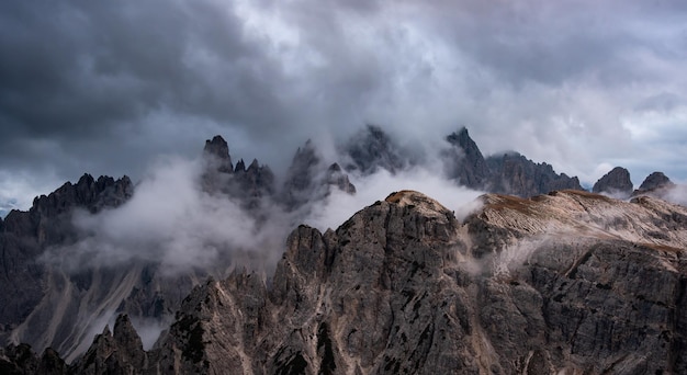 Berglandschap met mist bij zonsondergang bij Tre Cime di lavaredo Italiaanse dolomieten Zuid-Tirol Italië