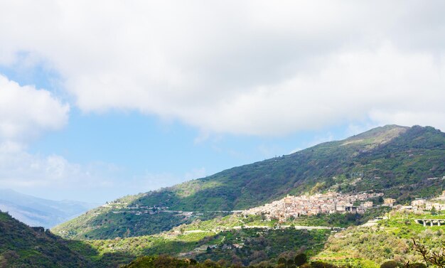 Berglandschap met Savoca dorp op Sicilië