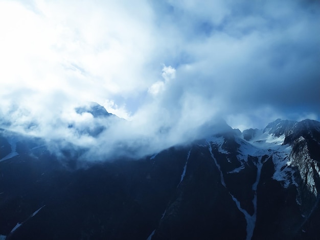 Berglandschap met sneeuw en wolken