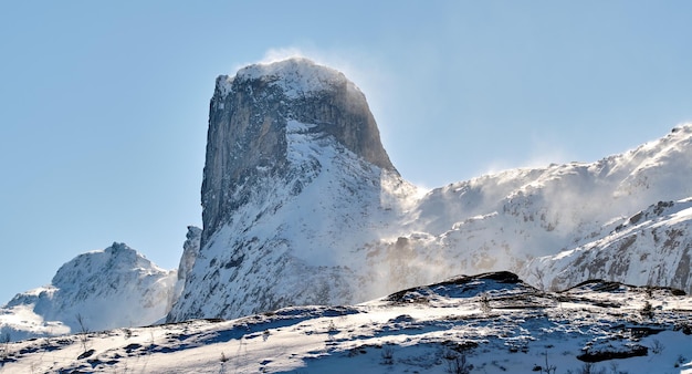 Berglandschap met sneeuw in de stad Bodoe en zijn omgeving in het noorden van de poolcirkel Schilderachtig uitzicht op gletsjerheuvels tegen een blauwe lucht Natuur en natuurlijk oriëntatiepunt voor toerisme