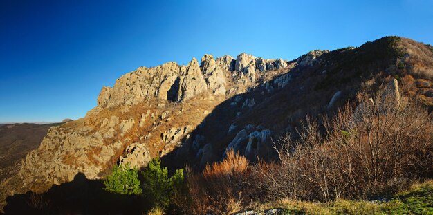 Berglandschap met valleirotsen en blauwe hemel natuurlijke reisachtergrond