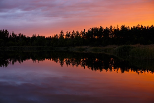 Berglandschap. prachtig bergmeer met reflectie op de zonsondergang