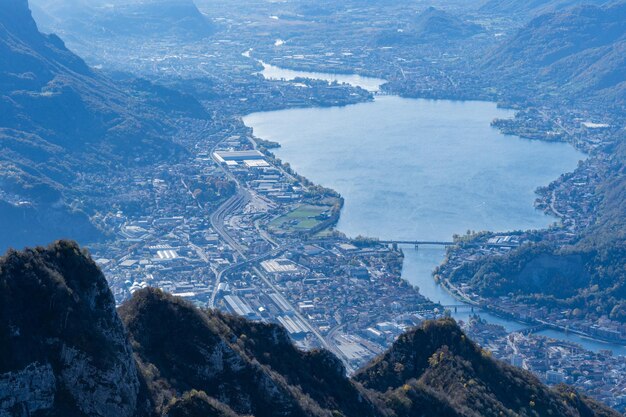 Berglandschap schilderachtig bergmeer in de zomer ochtend groot panorama como italy