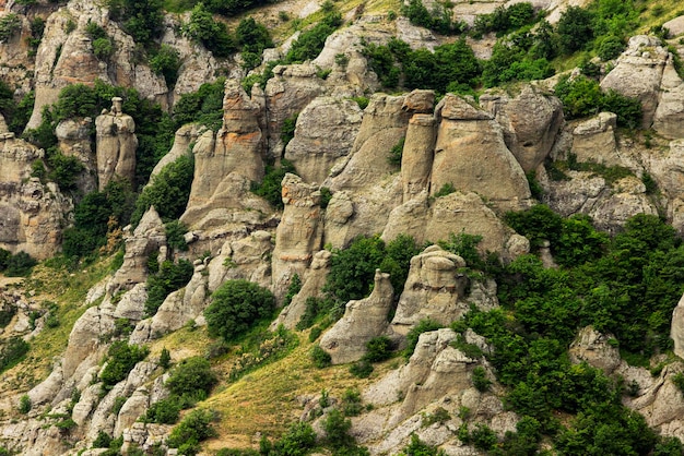 Berglandschap stenen pilaren in de vorm van geesten in een bergdal een canyon tegen de hemel