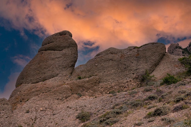 Berglandschap stenen pilaren in de vorm van geesten stenen idolen in een bergdal een canyon tegen de zonsondergang