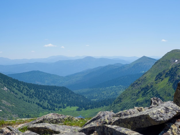 Berglandschap Uitzicht vanaf de pas in het park Ergaki