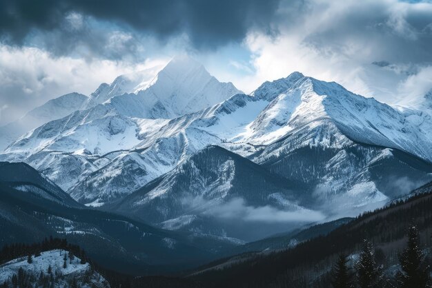 Berglandschap van besneeuwde bergen