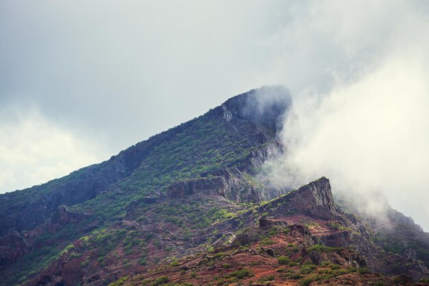 Berglandschap van de Masca-kloof Prachtig uitzicht op de kust met kleine dorpjes op de Canarische Eilanden van Tenerife