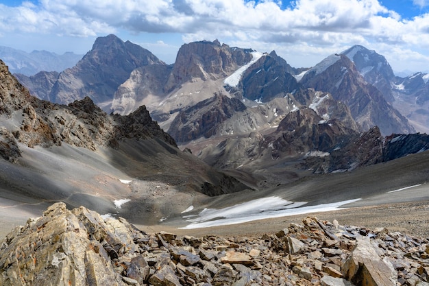 Foto berglandschap van fan bergen op een zonnige dag in de zomer tadzjikistan centraal-azië fan bergen