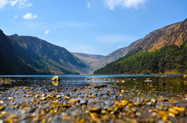 Bergmeer blauw Glendalough in Ierland