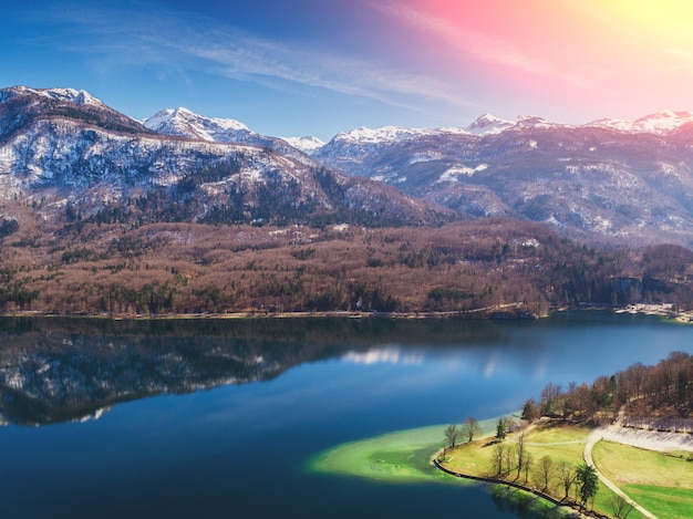 Bergmeer Bohinjmeer in het vroege voorjaar Triglav nationaal park Prachtige natuur van Slovenië