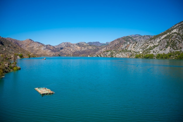 Bergmeer Emerald waterreservoir achter de dam Oymapinar Green Canyon in de regio Manavgat, Turkije