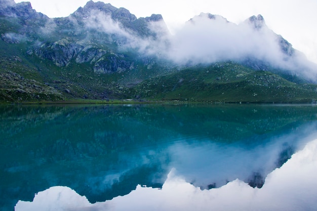 Bergmeer en mist, mistig meer, prachtig landschap en uitzicht op het bergmeer Okhrotskhali in de Svaneti