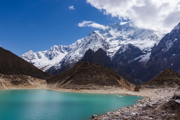 Bergmeer in de manaslu-regio in de Himalaya