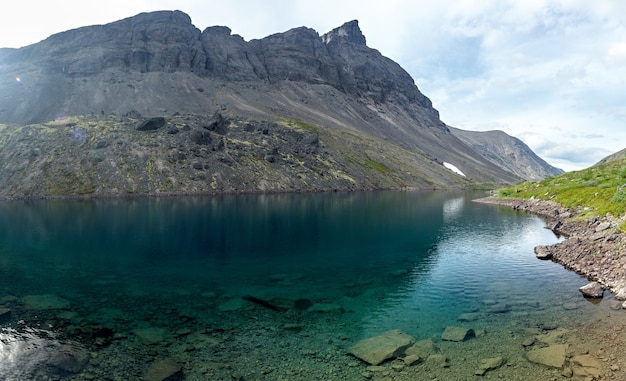 Bergmeer met helder water. Kola-schiereiland, Khibiny