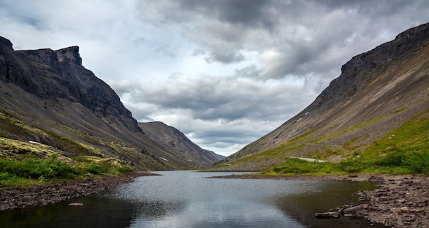 Bergmeer met helder water. Kola-schiereiland, Khibiny