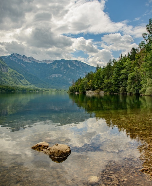 Foto bergmeer met reflectie in italië