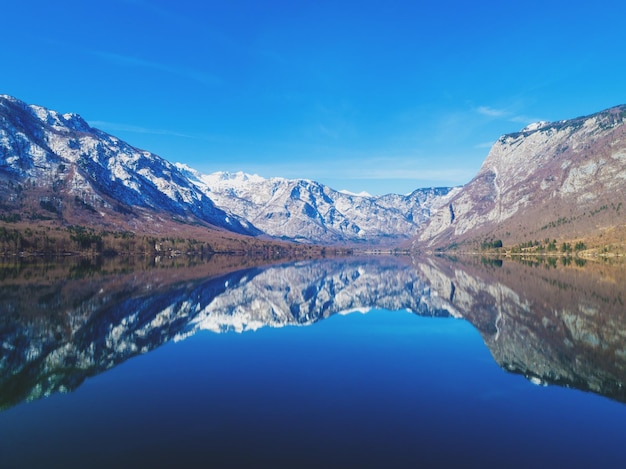 Bergmeer met reflectie Natuur landschap Meer van Bohinj Slovenië Europa