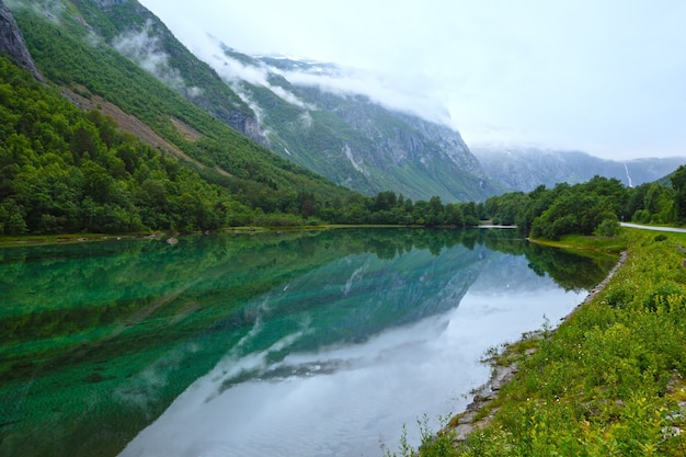 Bergmeer met schoon water (Noorwegen, bij Stordal). Zomer bewolkt uitzicht.