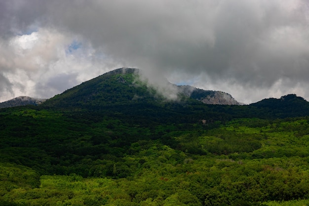 Bergmeer met uitzicht op de bergen en wolken.