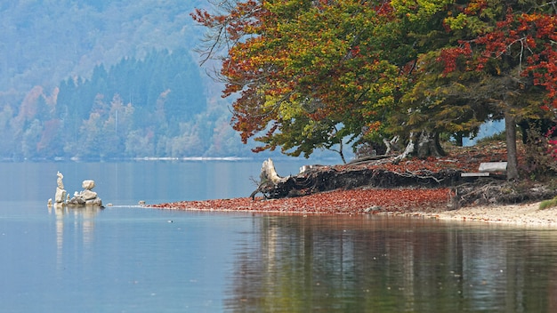 Foto bergmeer natuur landschap. mooie blauwe hemelbezinning binnen