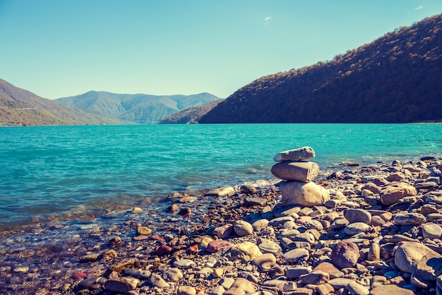 Bergmeer Prachtig herfstpanorama van het Zhinvali-reservoir in het land van Georgië, Europa