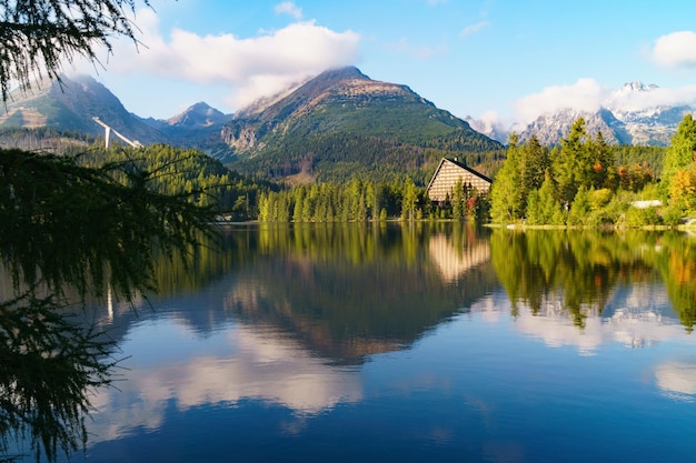 Bergmeer Strbske pleso in Nationaal Park Hoge Tatra Slowakije Europa Skigebied in de zomer en herfsttijd Rustige natuurbehang Rustige vakanties reizen concept