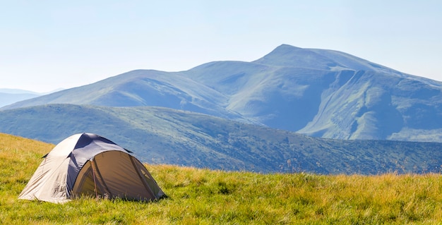 Bergpanorama met toeristische tent