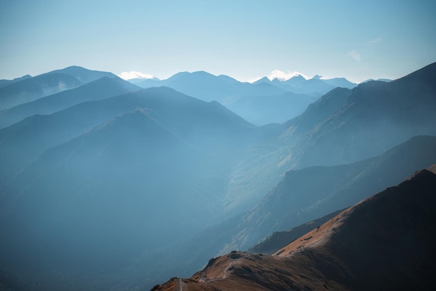 Bergpanorama van het Tatra-gebergte vanaf Kasprowy Wierch (Kasper Peak) op een herfstdag in Polen