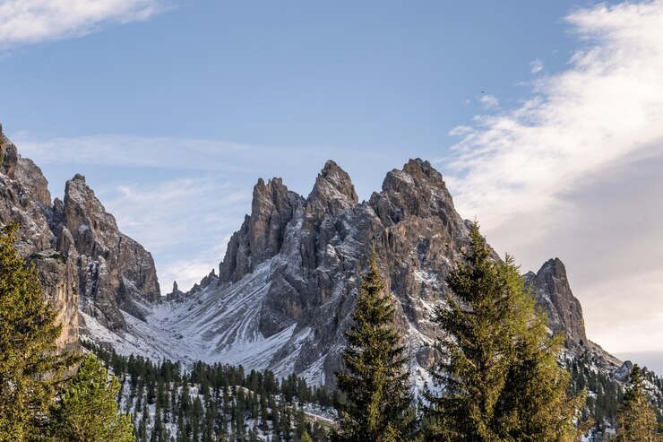 Foto bergpiek van het meer van antorno lago di antorno gelegen in de dolomieten italië