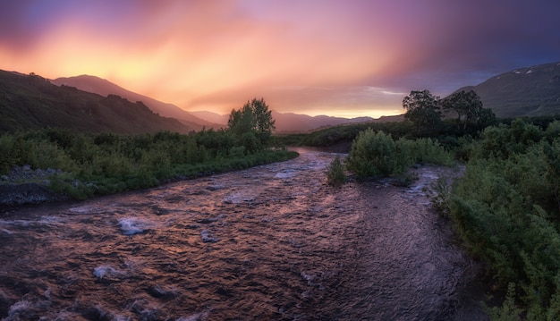 Bergrivier bij zonsondergang. Paratunkarivier in Kamchatka, het Russische Verre Oosten