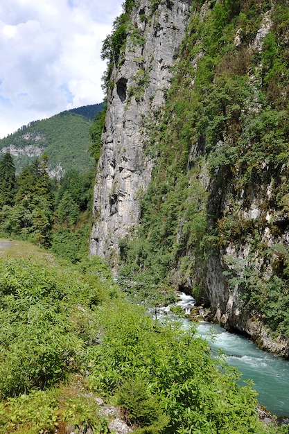 Bergrivier in Abchazië