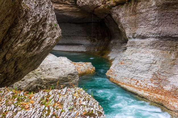 Bergrivier met smaragdgroen water in een steenkloof