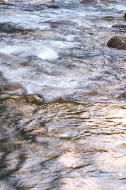 Bergrivier met snelle stroming (achtergrond)