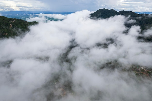 Bergrug en wolken in landelijke jungle bush forest Ban Phahee Chiang Rai provincie Thailand