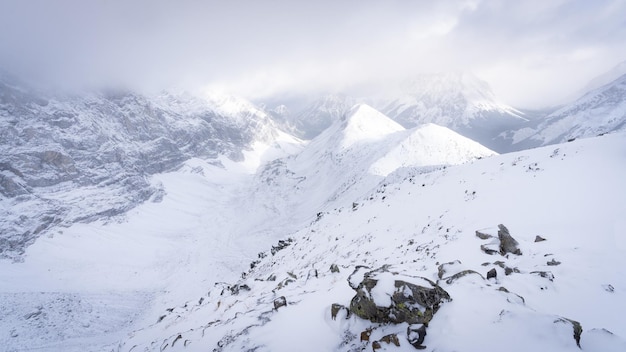 Bergrug met lage bewolking en bedekt met sneeuw tijdens winterwandeling kananaskis canada