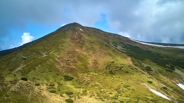 Bergrug met rotspartijen Panoramisch uitzicht vanaf de top van de bergkam op de achtergrond van de vallei van de Karpaten