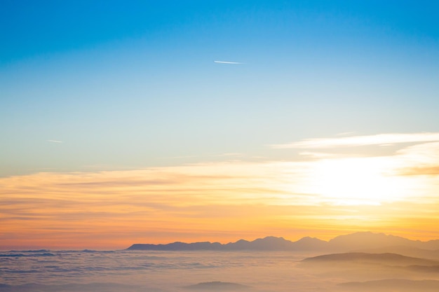 Bergsilhouet bij zonsondergang