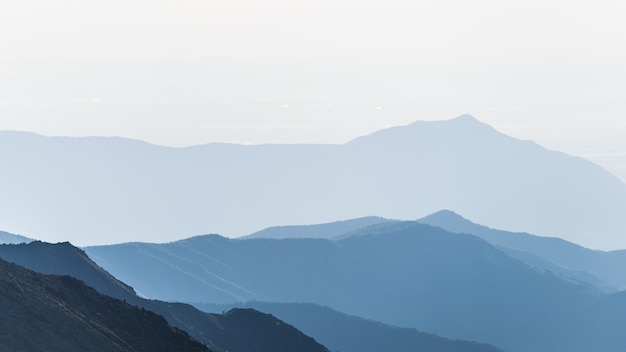 Bergsilhouet bij zonsopgang