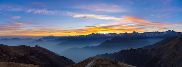 Bergsilhouet en overweldigende hemel bij zonsondergang