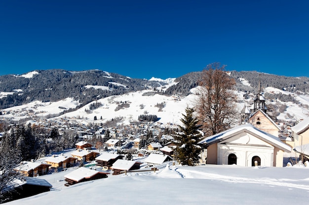 Bergstation in franse alpen in de winter