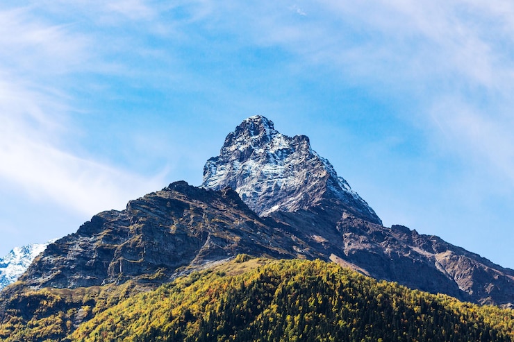 Foto bergtop boven het resortdorp dombay