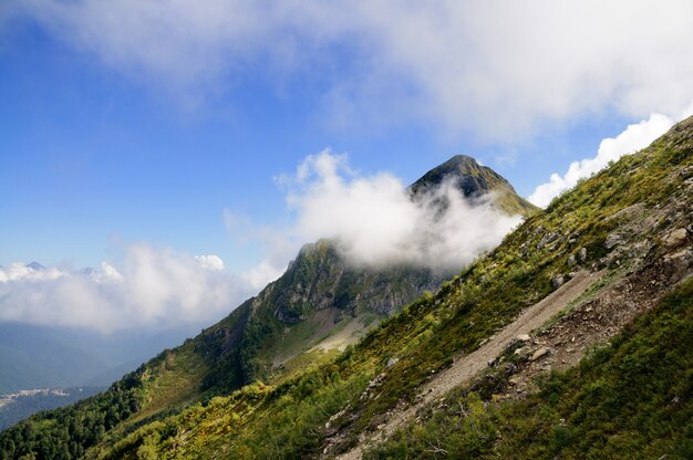 Bergtop in de wolken.