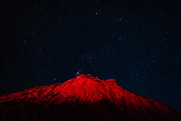 Bergtop in sterrennacht