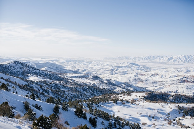 Bergtoppen bedekt met sneeuw in Oezbekistan op een heldere dag. Beldersay skigebied