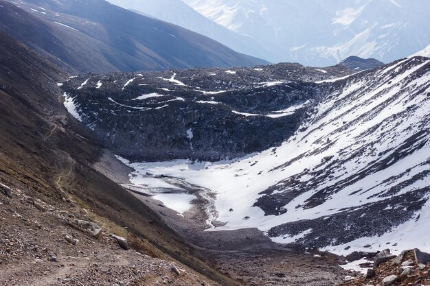 Bergtoppen bij Thorong La Manaslu passeren de Himalaya