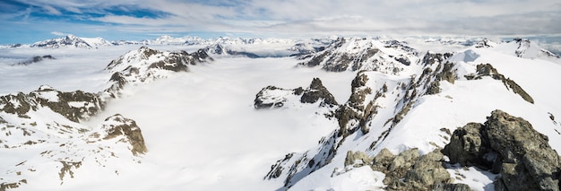 Bergtoppen en besneeuwde bergkammen in de Alpen