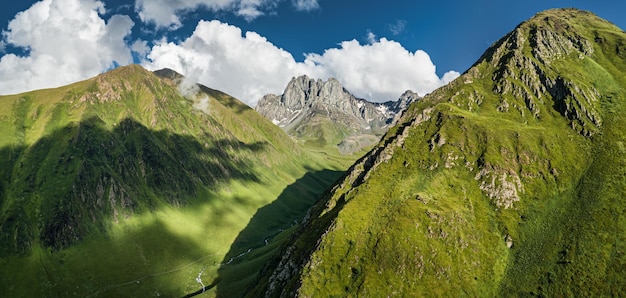 Bergtoppen en een beek