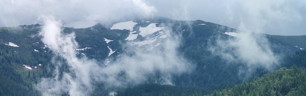 Bergtoppen in de wolken Panoramisch uitzichtx9