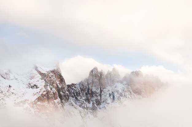 Bergtoppen in de wolken. Winterlandschap in de Dolomieten, Italië